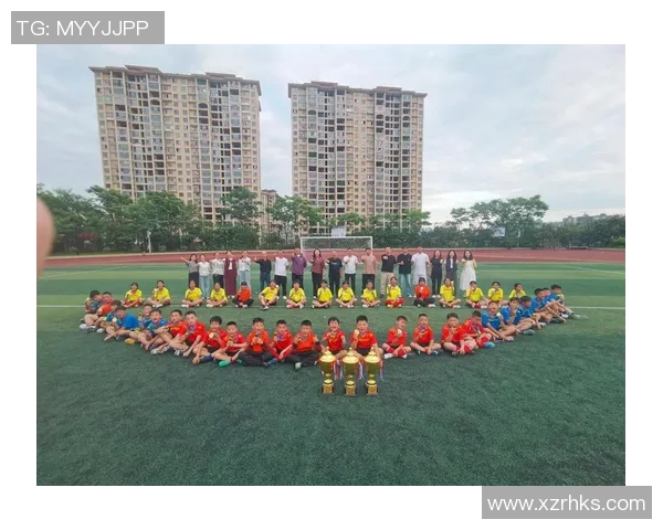 足球明星拼图大合照展现绿茵场上的传奇瞬间与辉煌成就